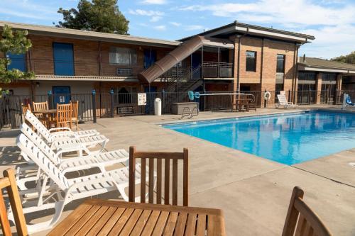 Motel Cerulean Hotel, A Running Y Property