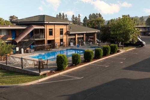 Motel Cerulean Hotel, A Running Y Property