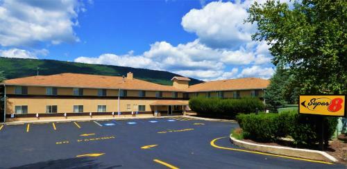 Hotel Super 8 By Wyndham Burnham/lewistown