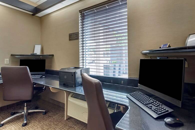 Hotel Comfort Suites At Rivergate Mall