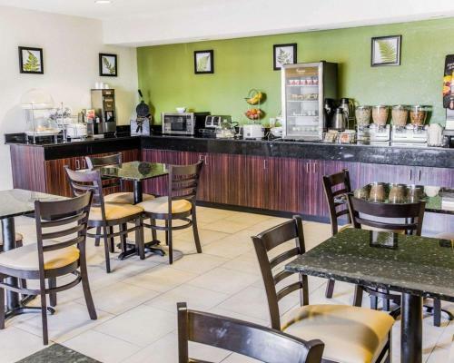 Hotel Sleep Inn & Suites Near Outlets