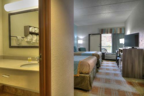 Hotel Pigeon River Inn