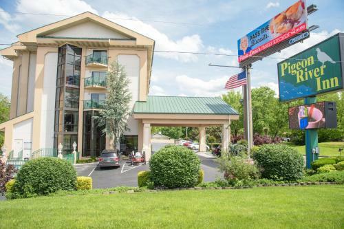 Hotel Pigeon River Inn