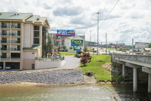 Hotel Pigeon River Inn