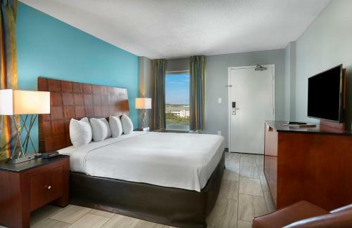 Hotel Crown Reef Beach Resort And Waterpark