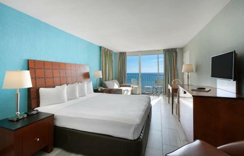 Hotel Crown Reef Beach Resort And Waterpark