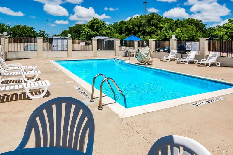 Motel 6 Cleburne
