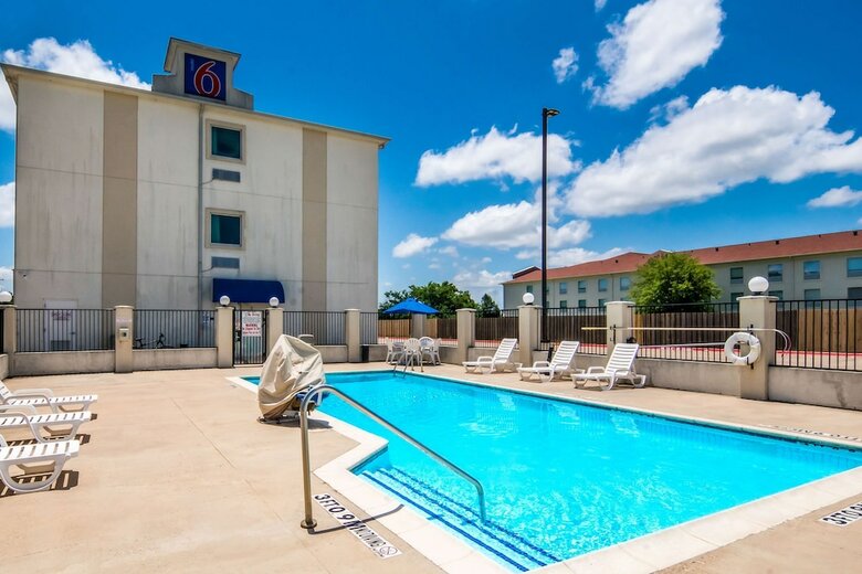 Motel 6 Cleburne