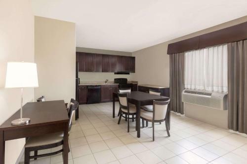 Hotel Baymont By Wyndham Columbus