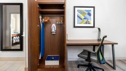 Holiday Inn Express Hotel And Suites Conroe