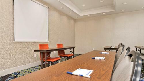 Holiday Inn Express Hotel And Suites Conroe