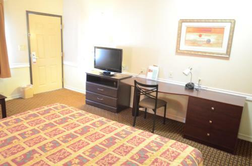 Motel Budget Host Inn & Suites