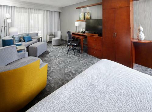 Hotel Courtyard By Marriott San Antonio Six Flags At The Rim