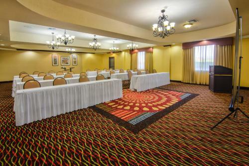 Holiday Inn Express Hotel & Suites Terrell