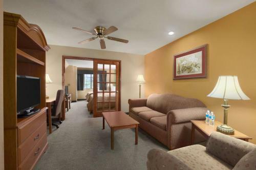 Hotel Days Inn & Suites North Stone Oak