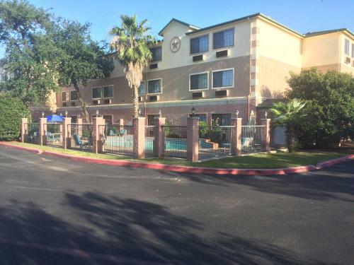 Hotel Days Inn & Suites North Stone Oak