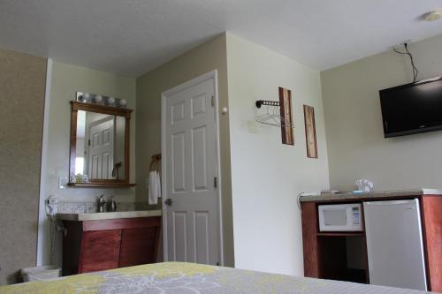 Bybee's Steppingstone Motel