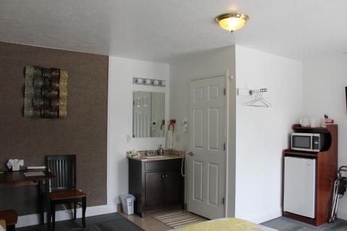 Bybee's Steppingstone Motel