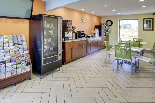 Hotel Econo Lodge At Military Circle