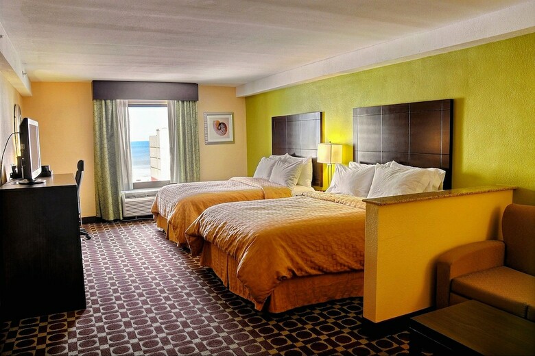 Hotel Clarion Inn & Suites Virginia Beach