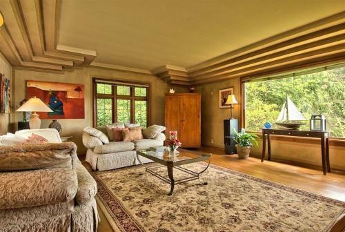 Oyster Bay Manor
