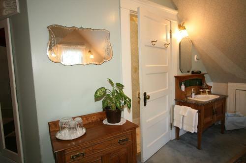 Bed & Breakfast Old Consulate Inn