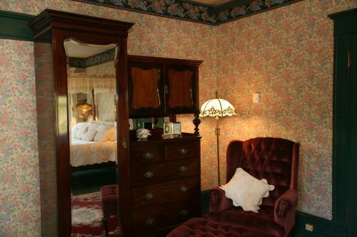 Bed & Breakfast Old Consulate Inn