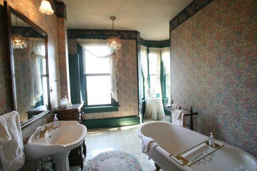 Bed & Breakfast Old Consulate Inn
