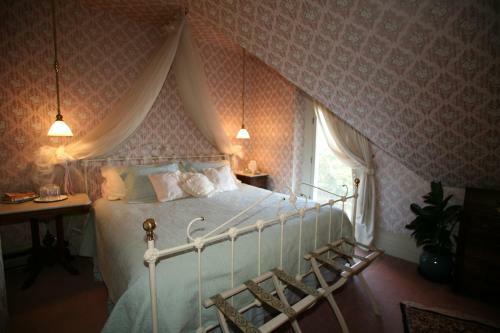 Bed & Breakfast Old Consulate Inn