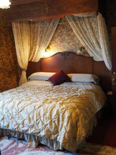 Bed & Breakfast Old Consulate Inn