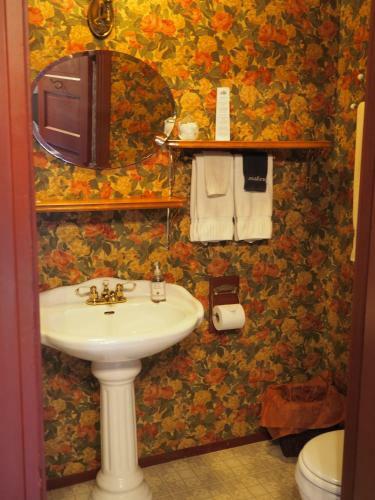 Bed & Breakfast Old Consulate Inn