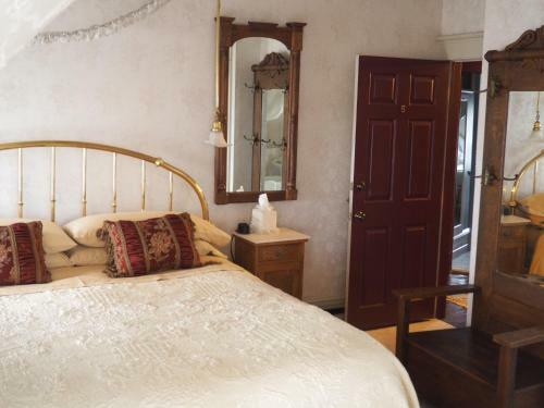 Bed & Breakfast Old Consulate Inn