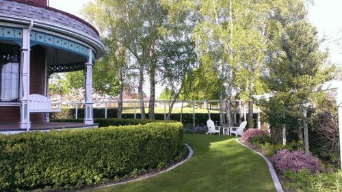 Bed & Breakfast Old Consulate Inn
