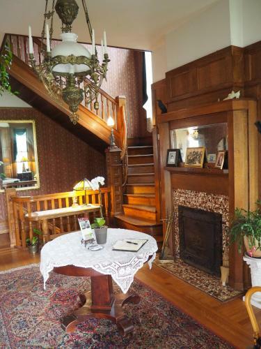 Bed & Breakfast Old Consulate Inn