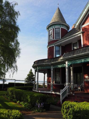 Bed & Breakfast Old Consulate Inn