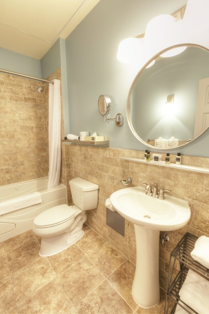 Montvale Hotel