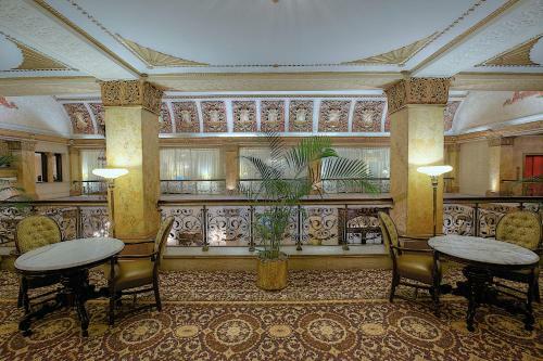 Pfister Hotel