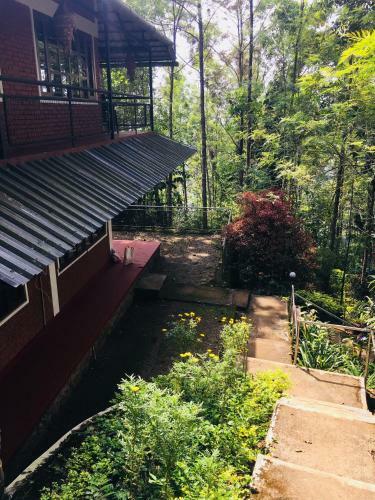 Hostal Clouds Land