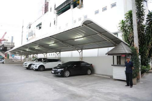 Hotel Rhienchai Place