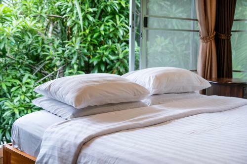 Hotel Baanrimnam Resort Trat