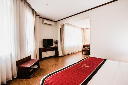 Sunny Hotel 2