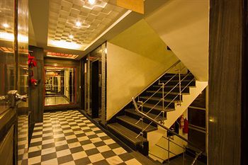 Fabhotel Karol Bagh Metro