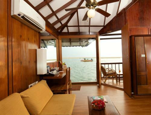 Hotel Poovar Island Resort