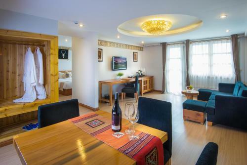 Sunny Mountain Hotel