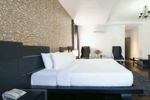 A & Em - The Petit Hotel