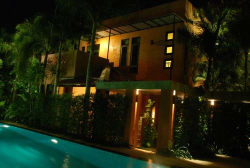 Hostal 4 House Residence