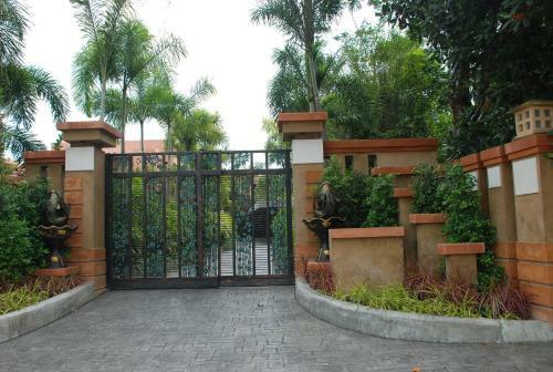 Hostal 4 House Residence