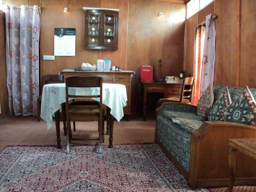 Houseboat Kohisar