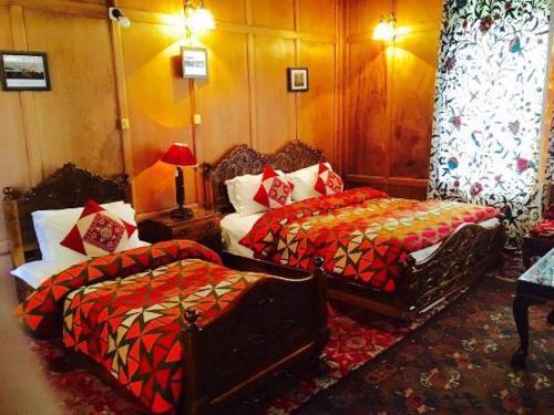 Sikandra Palace Group Of Houseboats