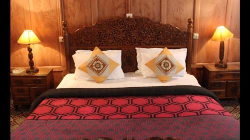 Sikandra Palace Group Of Houseboats
